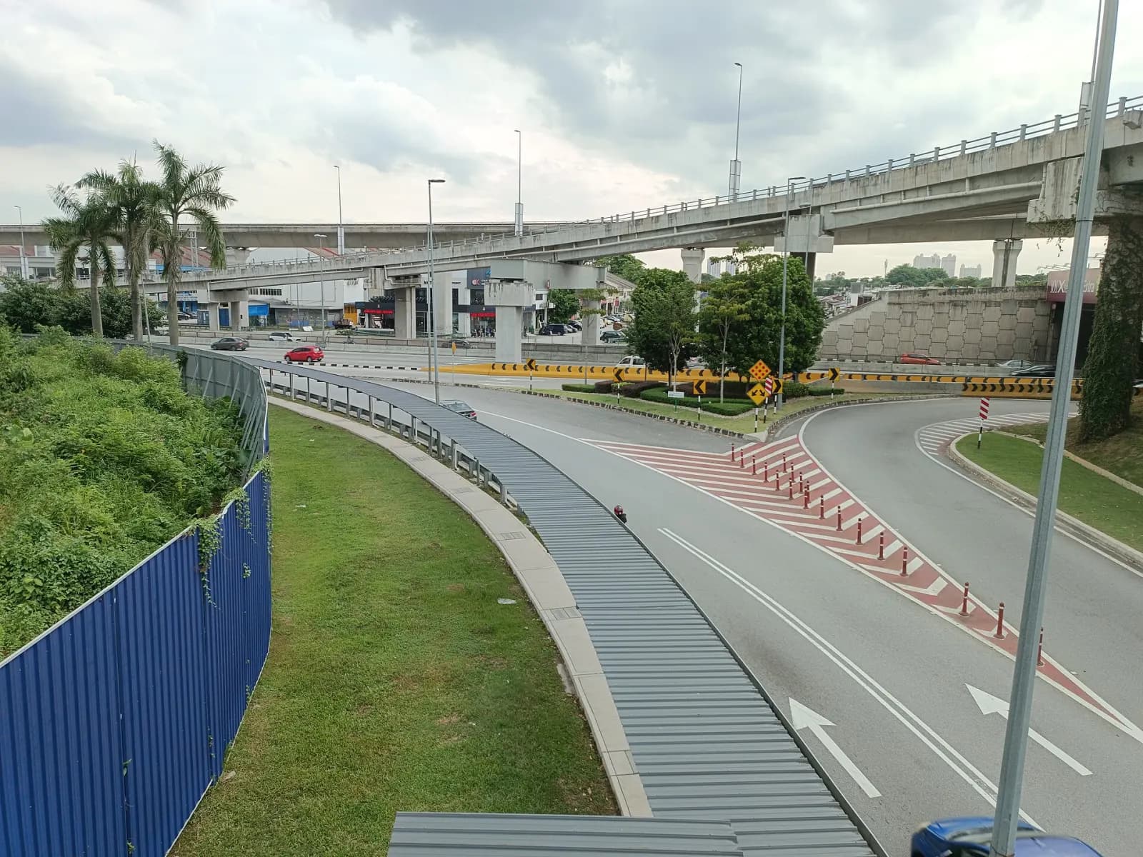 The Damansara–Puchong Expressway access road into Bandar Puteri Puchong