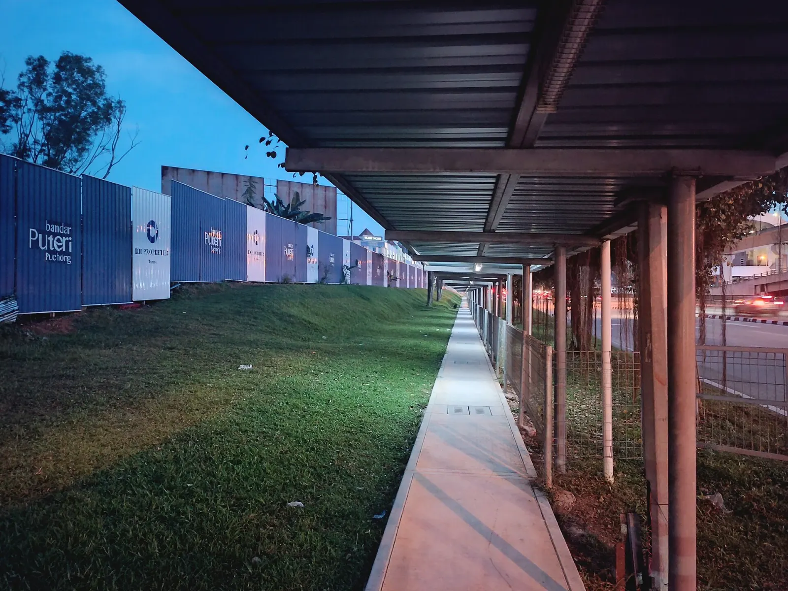 Covered pedestrian walkway from Taman Perindustrian Puchong LRT station towards Bandar Puteri